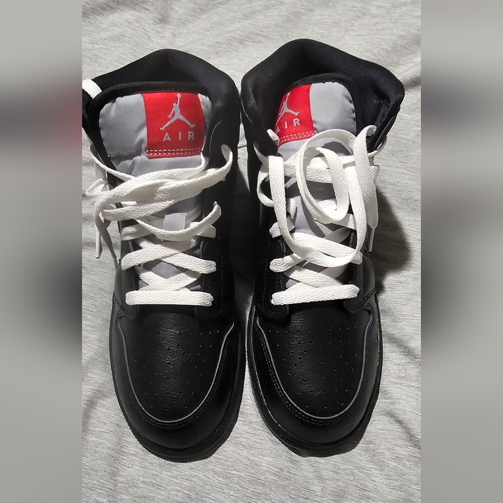 Air Jordan Black and White Sneakers Sz 6.5 Youth Boyz